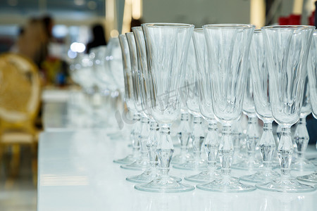 香槟图案摄影照片_餐桌布置，许多玻璃透明玻璃杯，用于葡萄酒和香槟