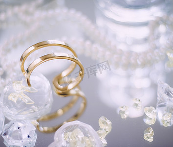 黄金、钻石和珍珠首饰精美套装