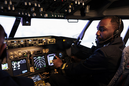 非洲裔美国飞行员与机长团队合作驾驶飞机