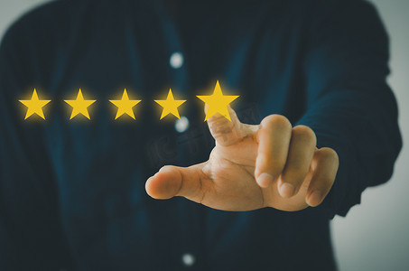 招聘服务员海报摄影照片_客户理念卓越的服务满意度五星级评价与商人触摸屏。反馈和积极的客户评论。