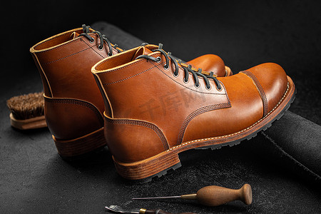 手工制作的棕色皮鞋，配有补鞋匠工具