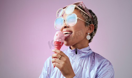 蒸汽波摄影照片_时尚、冰淇淋和戴着太阳镜的黑人女性，采用未来派蒸汽波风格，搭配全息服装和紫色模型背景的甜点。