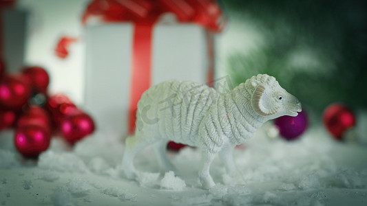 圣诞背景中带礼物的玩具羊和盒子