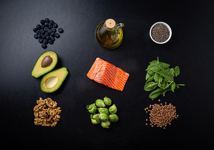 欧米茄3摄影照片_黑色背景中富含欧米茄脂肪酸的健康食品成分