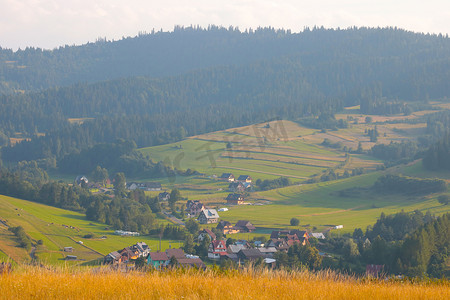 在一个阳光明媚的秋天，一个小山村的景色。