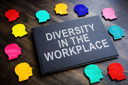 笔记本上的彩色数字和工作场所多样性的铭文。