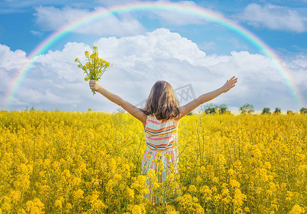 一个孩子在黄色彩虹田野里。
