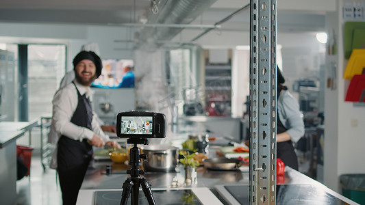 专业摄像头与大厨一起录制烹饪节目内容