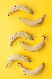 黄色背景中的剥香蕉和水果