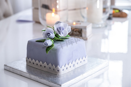 蓝玫瑰摄影照片_装饰精美的蓝玫瑰水果蛋糕