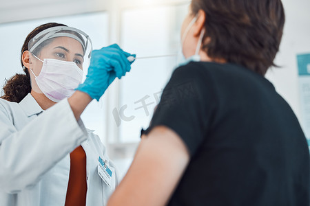 Covid医生、拭子和冠状病毒对住院患者进行医疗保健和医疗保险测试，同时戴着口罩以确保安全和保护。