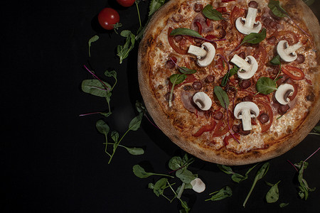 美味的意大利辣香肠披萨配蘑菇。