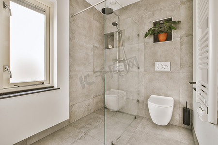 带小窗户、淋浴间和卫生间的大理石浴室