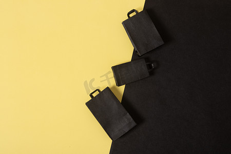 黑色星期五销售微型模拟购物袋黑色和黄色平躺