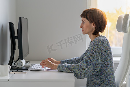 坐姿摄影照片_电脑桌前的正确姿势和坐姿，与显示器保持安全距离
