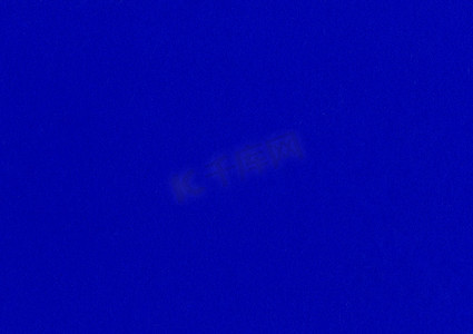 深蓝色蓝色摄影照片_超高清大图像，光滑无涂层深海军蓝纸纹理背景扫描，具有细纹纤维图案，用于纸质材料模型，具有用于演示壁纸的文本复制空间