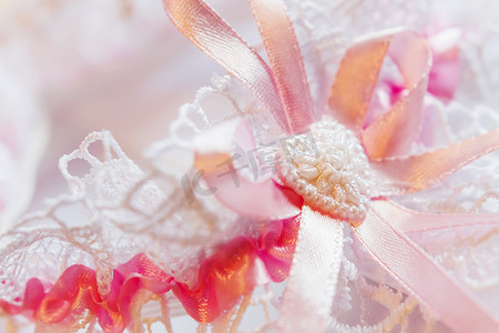 珍珠粉摄影照片_珍珠心与玫瑰花在蕾丝面料上。