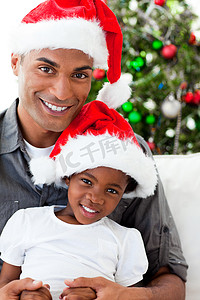 美国黑人爸爸和女儿戴着圣诞帽