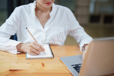 在视频会议期间使用笔记本和电脑的女性