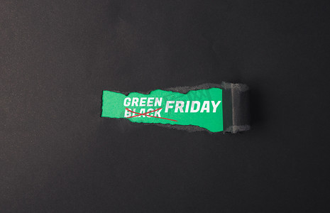 绿色星期五的文字和透过撕破的纸片穿过的黑人观点