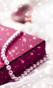 圣诞魔法节日背景、节日小玩意、栗色复古礼盒和金色闪光作为奢侈品牌设计的冬季礼物