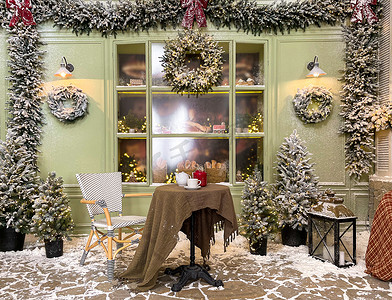 雪窗户摄影照片_雪装饰的圣诞节咖啡馆面包店