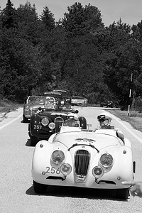 宽950高120摄影照片_JAGUAR XK120 OTS ROADSTER 1953 在 2022 年意大利著名历史赛事 Mille Miglia 拉力赛中的一辆旧赛车上（1927-1957