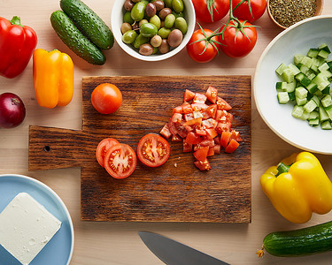 沙拉 horiatiki 的逐步食谱，切蔬菜的木板