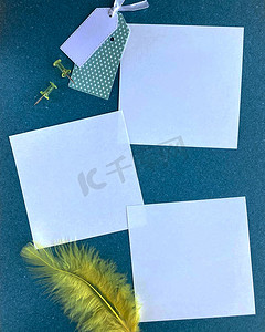 样机黄色摄影照片_蓝色背景空白纸提醒或带有标签和黄色笔的待办事项列表纸上的明信片模型。