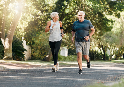 路跑、健身和老年夫妇一起进行锻炼和跑步训练。