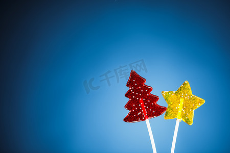 红色圣诞树和黄色星糖，蓝色背景