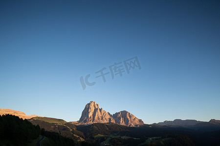 洛菲摄影照片_多洛米蒂山谷加迪纳山谷上方萨索伦戈和萨索皮亚托的广阔景观。