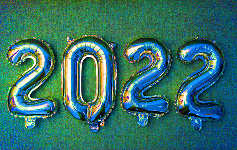 2022年新年彩色背景中闪亮的银色气球
