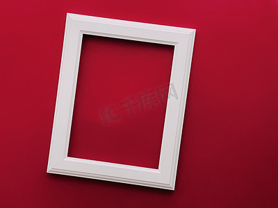 红色背景上的白色垂直艺术框架作为平面设计、艺术品打印或相册