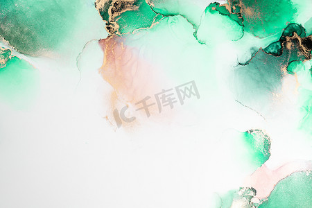 水墨杨树摄影照片_大理石液体水墨艺术画在纸上的绿色金色抽象背景。