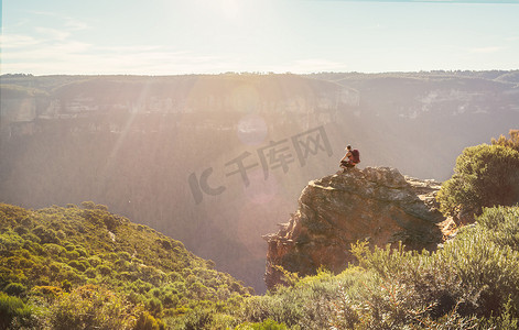 丛林探险家摄影照片_山地探险家从岩石悬崖上欣赏风景