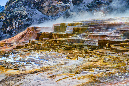 黄石冬季令人惊叹的露台温泉