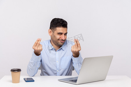 语言摄影照片_情绪化的男人坐在办公室工作