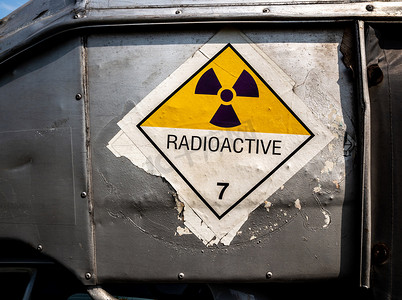 侧运车危险品运输标签7类辐射警示标志