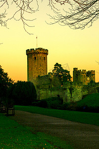 金秋光中古欧洲中世纪建筑城堡，秋季蓝天背景