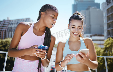和朋友一起在城市里，在社交媒体、博客或表情包上锻炼时打电话、大笑。