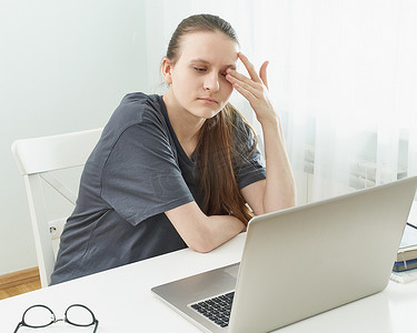 女孩揉了揉眼睛，她的眼睛因紧张和受伤而疲倦。