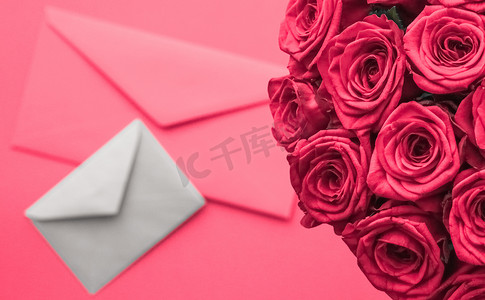 七夕礼物摄影照片_情人节送情书和鲜花、奢华玫瑰花束和粉色背景卡片，打造浪漫假日设计