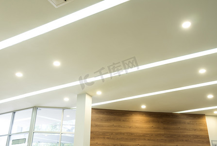 挂壁空调摄影照片_现代办公室天花板上的照明和天花板安装空调