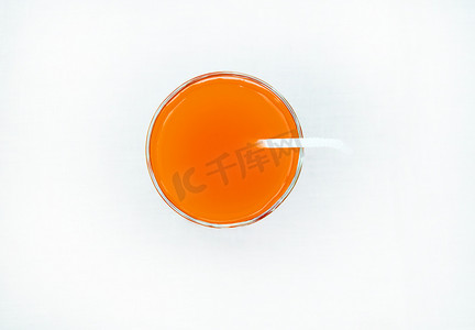 夏天饮料吸管摄影照片_夏季饮料 — 鲜榨葡萄柚汁，装在带有吸管的玻璃杯中，顶视图，隔离在白色背景中，带有剪裁、极简主义