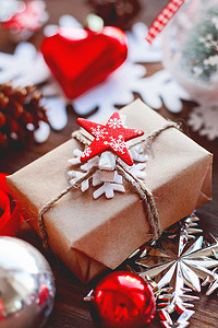 雪花新年摄影照片_圣诞节和新年背景，配有礼物、丝带、球