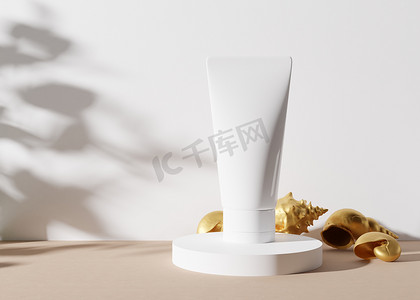 白色和空白的、无品牌的化妆品奶油管站在白色的讲台上，上面有金色的贝壳。