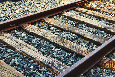 火车轨道、钢轨和木轨枕的特写