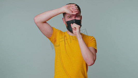 冠摄影照片_戴医用口罩咳嗽的年轻人患有支气管炎哮喘过敏冠状病毒病