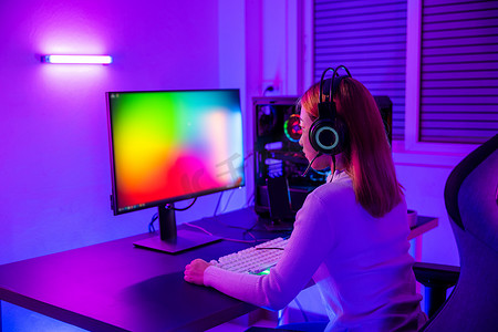 在台式电脑 PC 上玩在线视频游戏的亚洲职业玩家拥有彩色霓虹灯